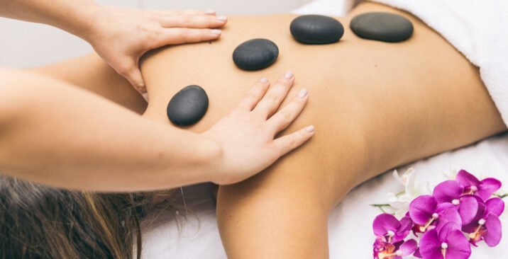 woman making massages in a beauty saloon